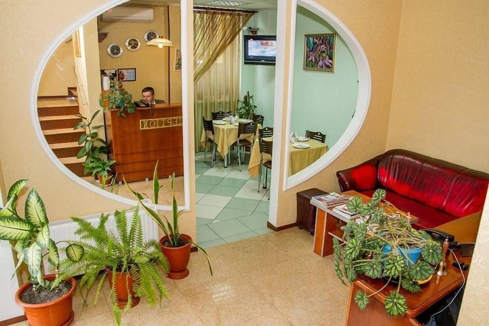 Vila Iris Hotel Chisinau Ngoại thất bức ảnh